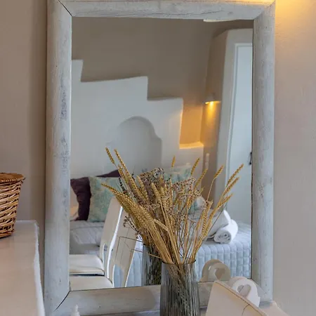 Soulmate's Tinos Κιόνια